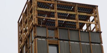 ACOMPAÑA CRÓNICA: CHILE VIVIENDA\u002E AME6763\u002E LAGO PEÑUELAS (CHILE), 02/02/2019\u002E- Fotografía de la Torre Experimental Peñuelas, el pasado martes 29 de enero de 2019, en Lago Peñuelas (Chile)\u002E La Torre Experimental Peñuelas es el edificio más alto de Latinoamérica hecho en madera, se eleva 20 metros desde el suelo y es fruto de una iniciativa chilena para incentivar un sistema de construcción ecosustentable en altura que ayude a paliar la falta de vivienda\u002E EFE/ Rubén Figueroa