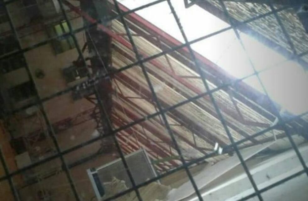 Así quedó el techo del gimnasio de la Escuela Normal tras el temporal de este jueves