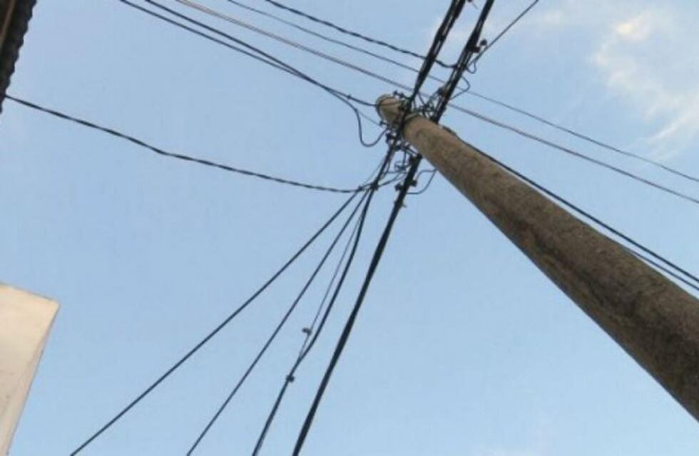 Tigre: un adolescente murió electrocutado al tocar un poste de luz