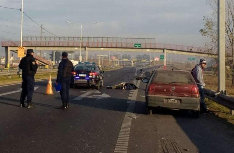 En una mañana plagada de choques en Circunvalación, motociclista murió tras impactar con un camión