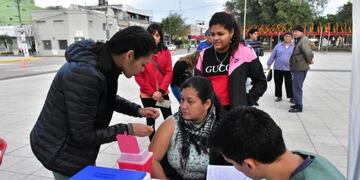 En la plaza San Martín vacunan gratis contra la hepatitis