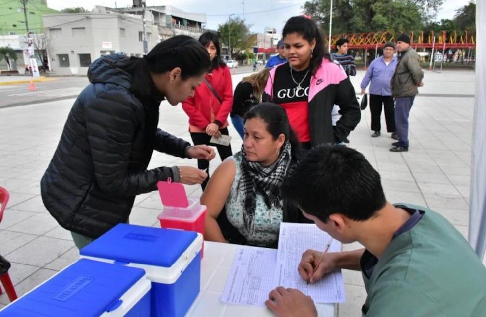 Gratis: aplican vacunas contra la hepatitis B y hepatitis A