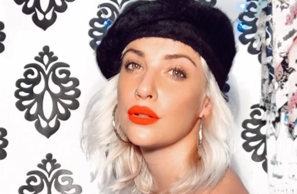 Bianca Iovenitti posó de espaldas en ropa interior blanca de encaje