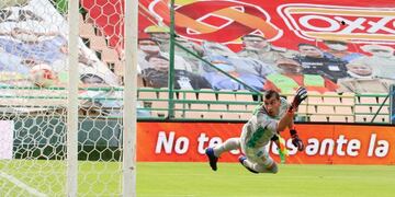 Al rosarino le convirtieron al final del primer tiempo\u002E (EFE)