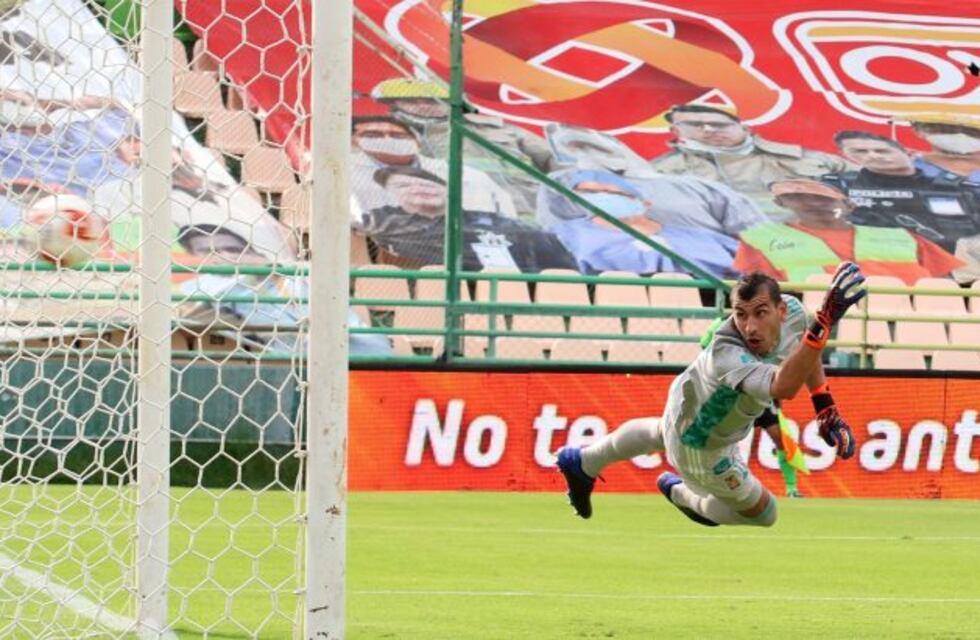 Recuperado de coronavirus, el "Patón" Guzmán se lució en su primer partido