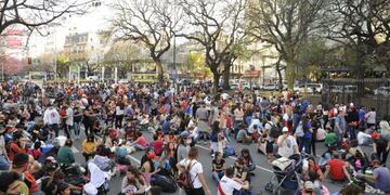 Organizaciones sociales marchan frente al Ministerio de Desarrollo Social\u002E (Foto: Clarín)