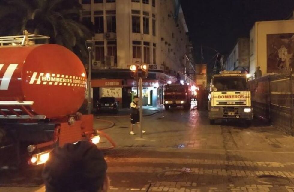 La Peatonal, cortada toda la noche por un incendio