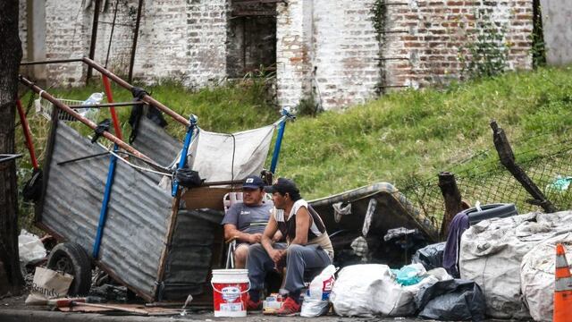 Según la UCA, la pobreza se disparó al 44,2% por la pandemia. (Foto: EFE/Juan Ignacio Roncoroni)