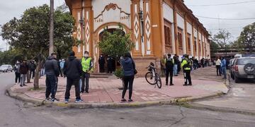 Filas en la vía pública, en Jujuy