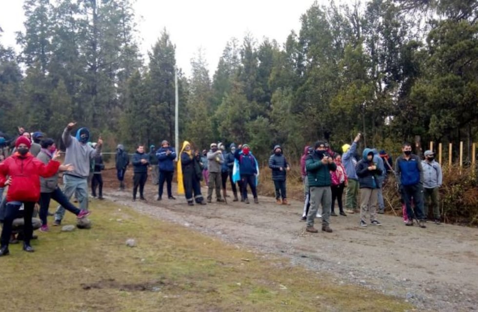 Más de 100 familias ocuparon terrenos del INTA en El Bolsón