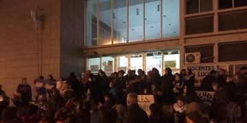 Con el paso de las horas se siguen sumando docentes a la medida en Rawson\u002E