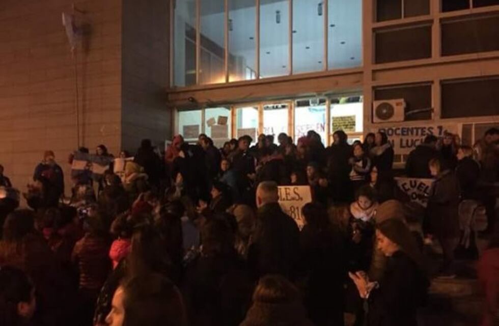 Los docentes continúan con la toma del Ministerio de Educación en Rawson