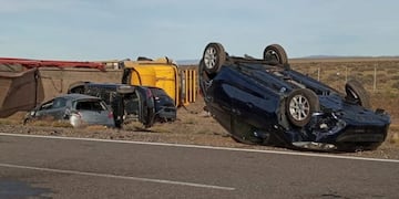Río Mayo: vuelca camión que transportaba 12 autos proveniente de chile