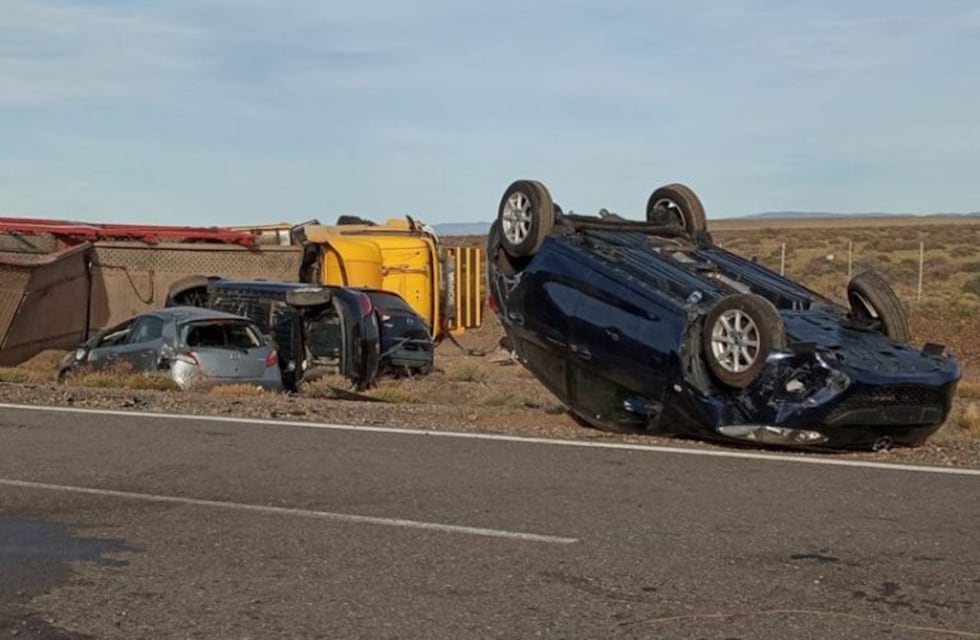 Río Mayo: vuelca camión que transportaba 12 autos proveniente de chile