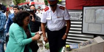 Telam 05/02/2017 Buenos Aires: A tres au00f1os del incendio de los galpones de la empresa Iron Montain, bomberos de diversas dotaciones, familiares, allegados y vecinos realizaron un acto frente al predio de la calle Azara 1245, en el barrio de Barracas. Foto: Jose Romero / EF