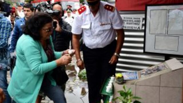 Telam 05/02/2017 Buenos Aires: A tres au00f1os del incendio de los galpones de la empresa Iron Montain, bomberos de diversas dotaciones, familiares, allegados y vecinos realizaron un acto frente al predio de la calle Azara 1245, en el barrio de Barracas. Foto: Jose Romero / EF