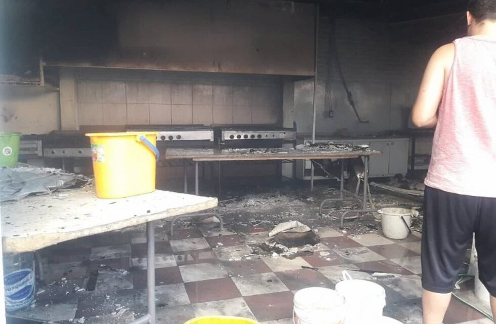 Voraz incendio afectó a una casa de comidas y un local de venta de artículos de pesca
