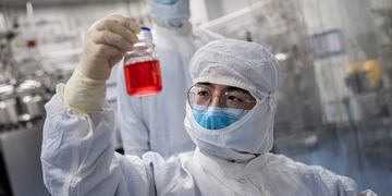 (FILES) In this file photograph taken on April 29, 2020, an engineer looks at monkey kidney cells as he make a test on an experimental vaccine for the COVID-19 coronavirus inside the Cells Culture Room laboratory at the Sinovac Biotech facilities in Beijing\u002E - The coronavirus has upended everyday life in the six months since the crisis was declared a pandemic by the World Health Organization (WHO)\u002E While our understanding of the new respiratory disease has steadily increased since it was first detected in China last year, what lies ahead over the next half-year remains unknown\u002E (Photo by NICOLAS ASFOURI / AFP) / TO GO WITH Health-virus-China-vaccine,FOCUS by Patrick Baert