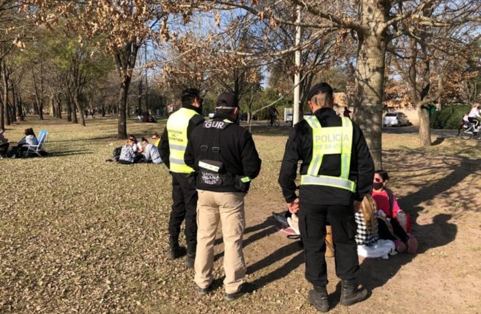 Coronavirus: siguen los operativos municipales, pero la gente ocupa los espacios públicos