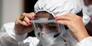 -FOTODELDIA- EA2660\u002E ESTANBUL (TURQUÍA), 15/09/2020\u002E- Una médica turca se ajusta las gafas de su Equipo de Protección Individual (EOI) mientras asiste a una protesta contra el gobierno frente a la Facultad de Medicina de Estambul, Turquía, este martes\u002E Esta doctora forma parte de un grupo de médicos que protagonizó hoy una concentración para llamar la atención sobre las muertes causadas por el Covid-19 y el creciente número de pacientes, y para respetar la memoria de los ciudadanos y los trabajadores sanitarios que murieron durante la pandemia\u002E EFE/ Tolga Bozoglu