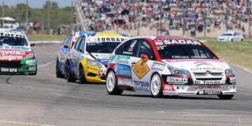 DYN007, SAN LUIS 16/03/14, EL BONAERENSE MATIAS ROSSI (C4) SE ADJUDICÓ HOY LA VICTORIA EN UNA PELEADA FINAL QUE LA CLASE 3 DE TURISMO NACIONAL DISPUTÓ HOY EN EL AUTODROMO ROSENDO HERNÁNDEZ DE SAN LUIS, POR LA SEGUNDA FECHA DEL CAMPEONATO FOTO\u002EDYN san luis matias rossi carrera turismo nacional automovilismo piloto ganador de la carrera