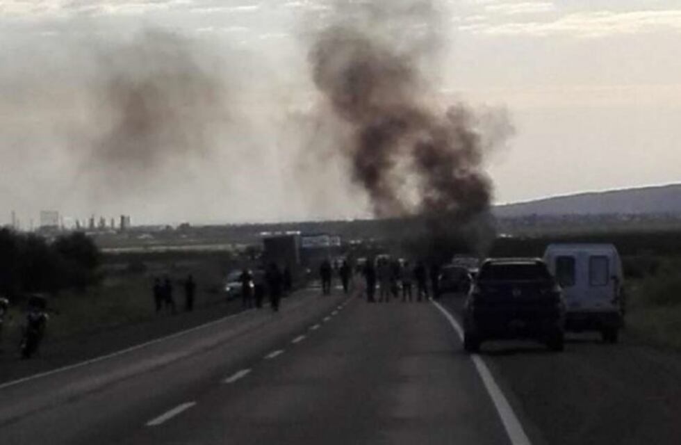 Chocó con un camión en la ruta a Chile y el auto terminó prendido fuego