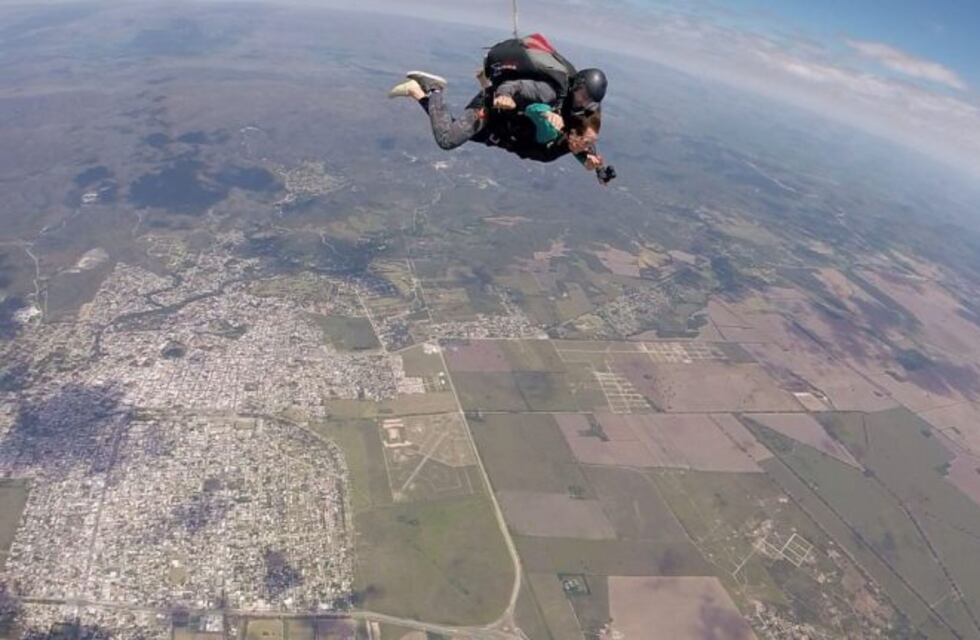 El video de un paracaídista en caída libre que llamó la atención en Alta Gracia