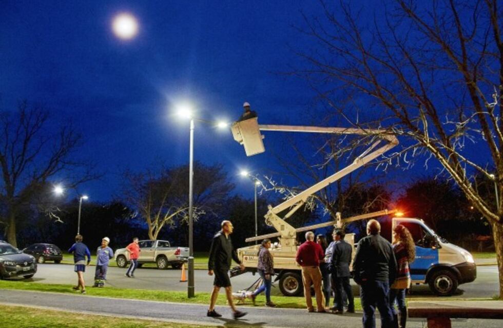 Suman luces LED en el parque Urquiza, Facultad de Ingeniería y Hospital Provincial