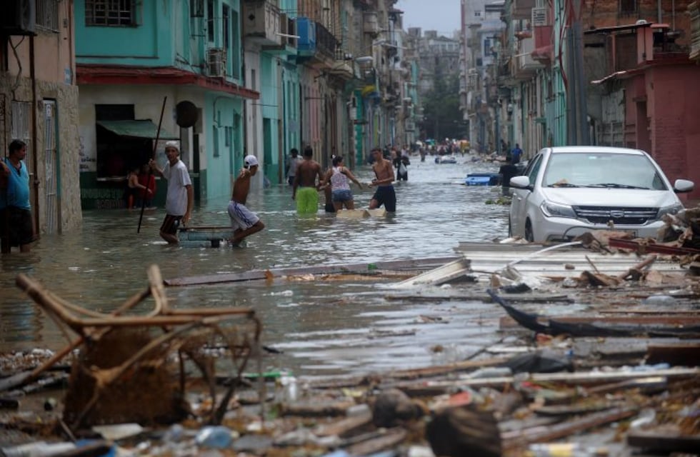 Maradona se solidarizó con Cuba tras el paso del huracán Irma y con México por el terremoto