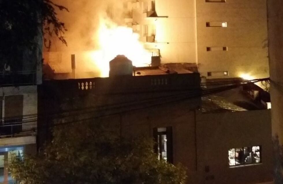 Evacuaron una clásica parrilla frente al río tras advertir que se incendiaba el techo