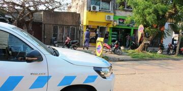 El dueño del comercio recibió cuatro balazos en la pierna