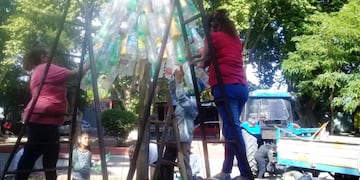 Árbol Navideño con botellas plásticas en Goudge