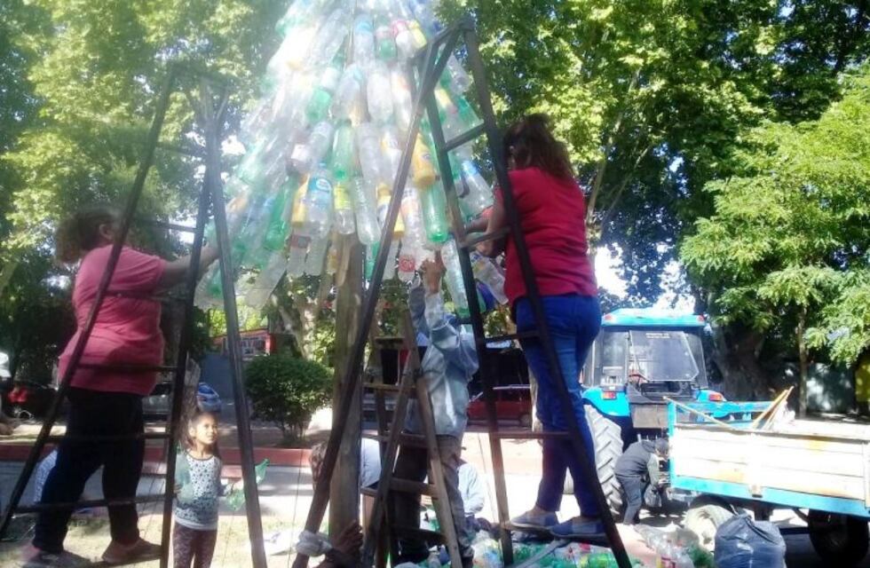 Los vecinos se unieron y armaron un pino navideño con botellas plásticas recicladas