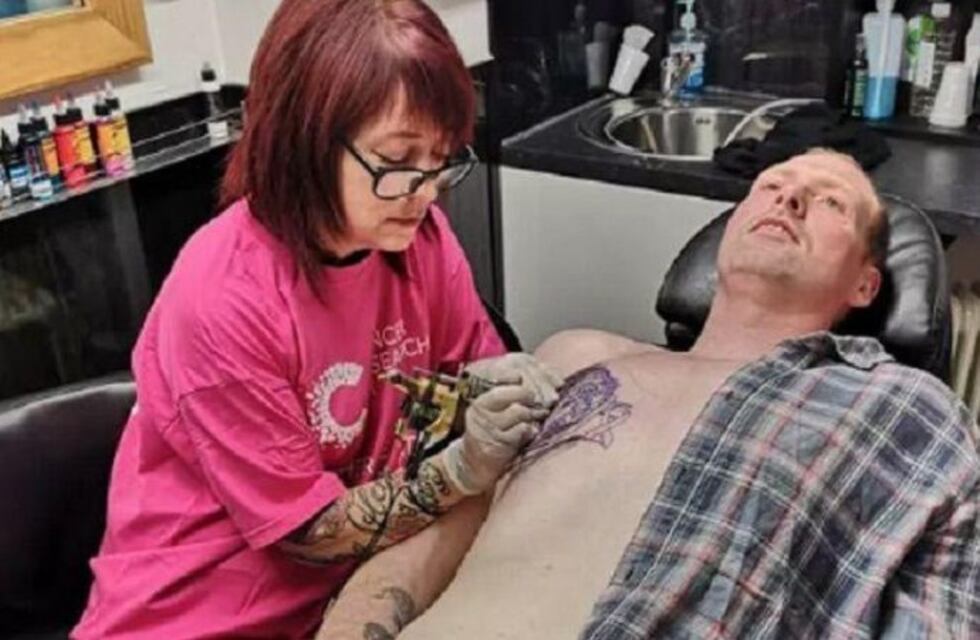 Un hombre se tatuó un corpiño en el pecho para recaudar fondos para una fundación contra cáncer de mama