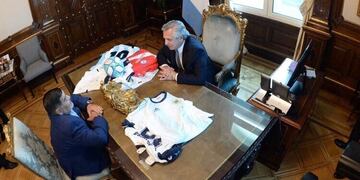 Diego Maradona y Alberto Fernández en Casa Rosada (Gentileza Presidencia).
