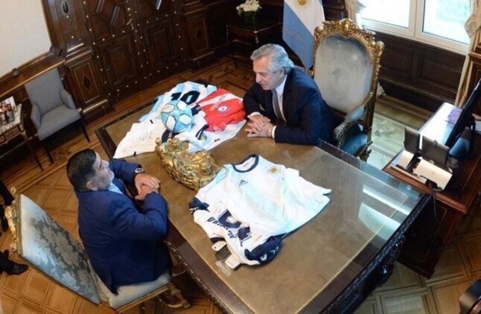 Alberto Fernández se emocionó con un distinguido homenaje que hicieron a Diego Maradona en Madrid