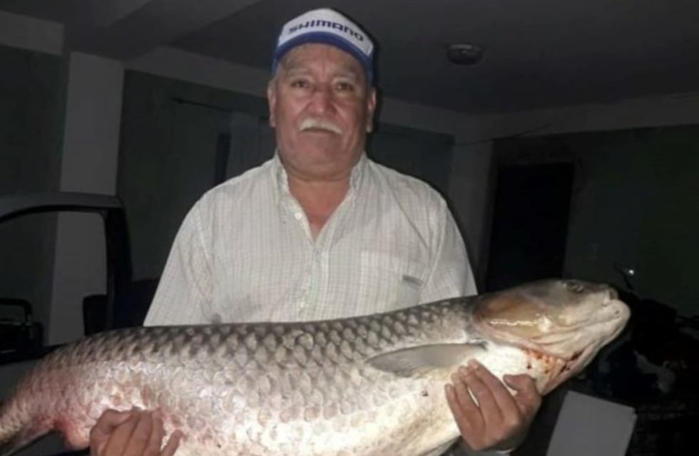 Un cordobés pescó una carpa de casi 40 kilos en el lago San Roque