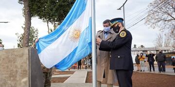 El intendente Daniel Orozco y el comisario Dino Rossignoli izan la bandera nacional en la plazoleta Juan B\u002E Justo\u002E