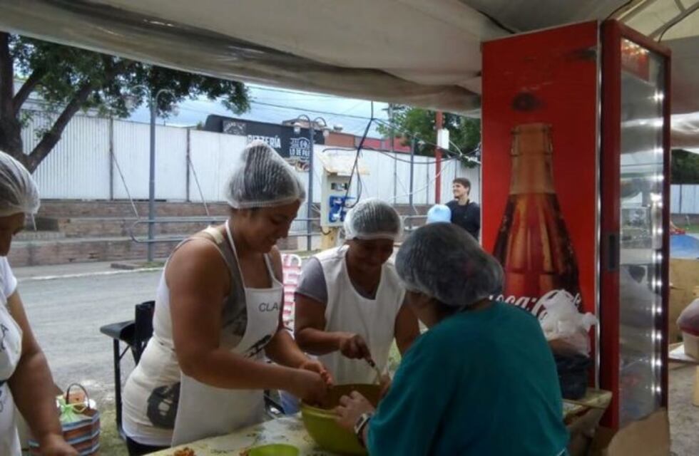 Villa Allende: venta de empanadas en barrio español