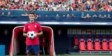 Mateo García, con la nueva pilcha en el Osasuna\u002E