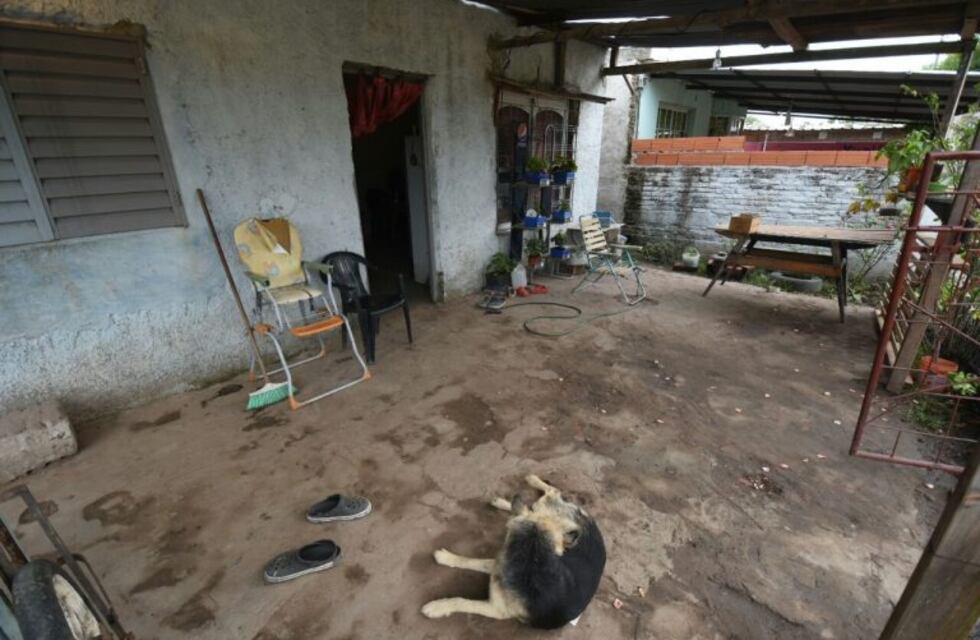 Balacera dejó muerto a un hombre en la puerta de su casa y herido a su hijo adolescente