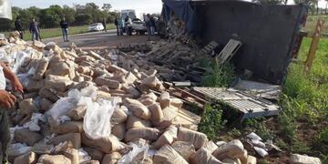 Un choque en cadena terminó con un cargamento de azúcar desparramado en la ruta\u002E (Foto: Diario Chaco)