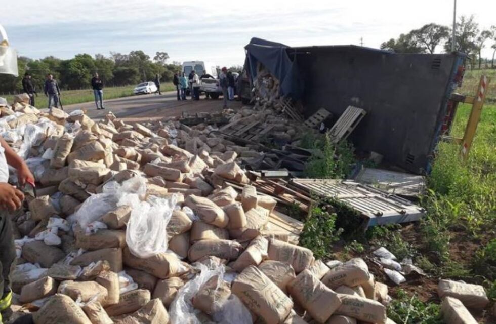 Un choque en cadena terminó con un cargamento de azúcar desparramado en la ruta