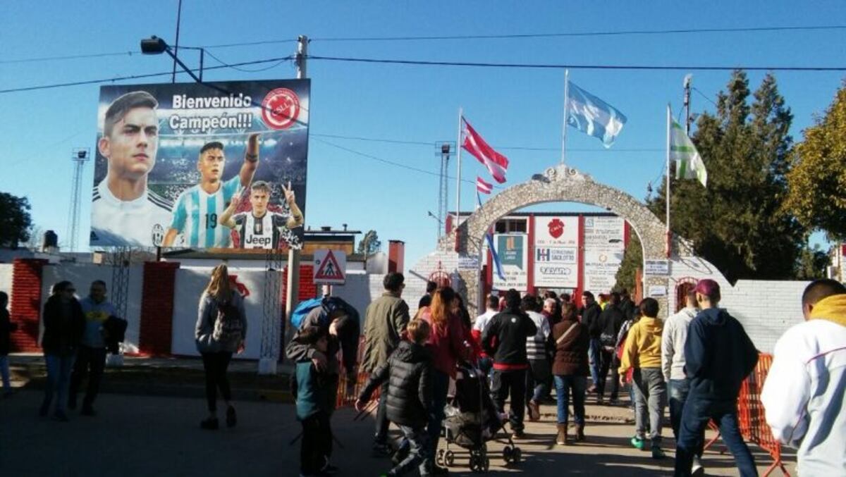 Dybala y amigos, el evento que paraliza Laguna Larga\u002E