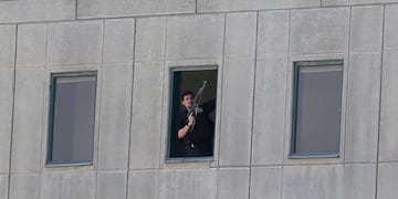 An Iranian policeman holds a weapon as he stands by a window at the Iranian parliament in the capital Tehran on June 7, 2017 during an attack on the complex\u002E \nThe Islamic State group claimed its first attacks in Iran as gunmen and suicide bombers killed at least five people in twin assaults on parliament and the tomb of the country's revolutionary founder in Tehran\u002E / AFP PHOTO / FARS NEWS / OMID VAHABZADEH