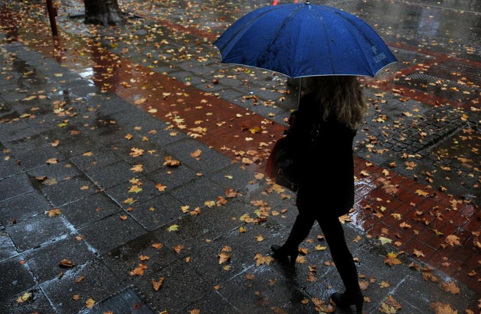 El tiempo en Rosario: la lluvia desarma las valijas para quedarse todo el fin de semana