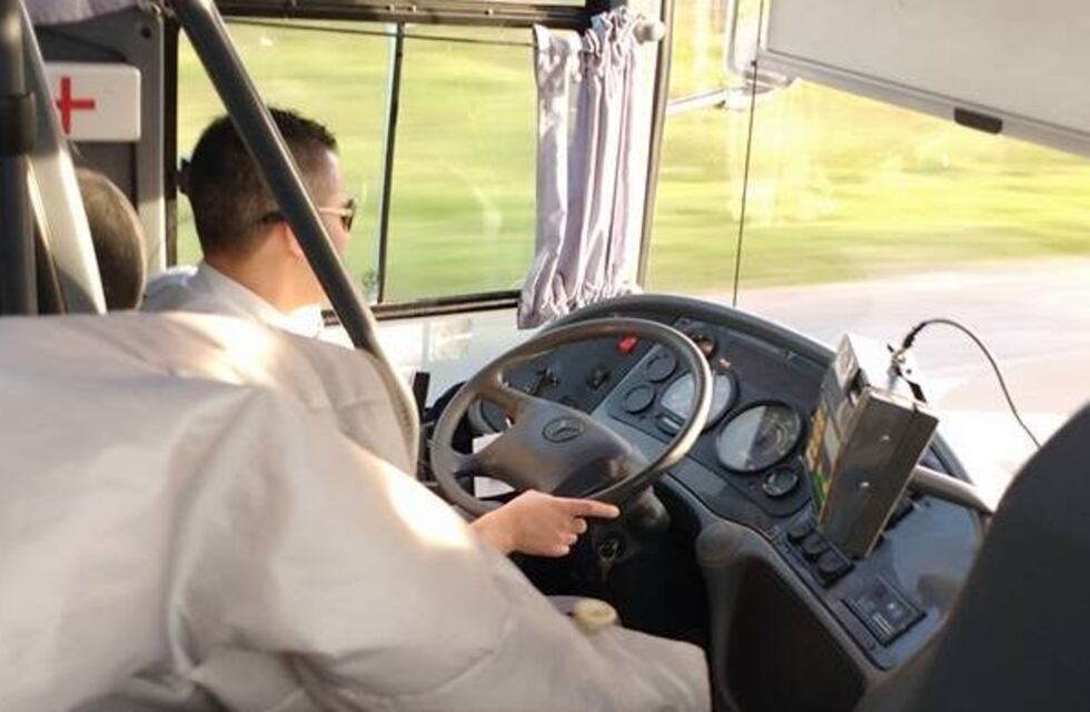 Pasajera que viajaba por la Ruta 33 grabó a un chofer de colectivo hablando por celular y los subió a las redes