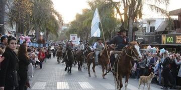 El tradicional desfile gaucho en pleno centro de Villa Carlos Paz.