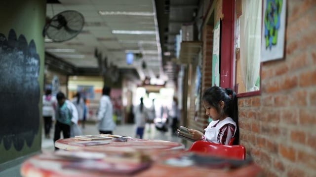 BUENOS AIRES (ARGENTINA), 09/04/2016.- Estudiantes de la escuela Hermanos Latinoamericanos juegan este miu00e9rcoles, 6 de abril de 2016, en Villa Lugano, Buenos Aires (Argentina). La experiencia de excombatientes en la Guerra de Malvinas se erige como herramienta complementaria en centros educativos argentinos, para infundir valores y luchar contra la droga y la delincuencia, especialmente en los llamados barrios de emergencia o villas miseria repartidas por el pau00eds austral. EFE/David Fernu00e1ndez buenos aires  charla sobre el conflicto de Las Malvinas excombatientes de la guerra de las Malvinas exsoldados charlas en las escuelas colegios