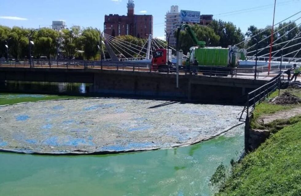 Continúan trabajando en la limpieza del lago San Roque
